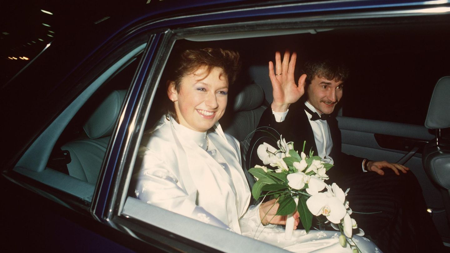 Völler sitzt mit Ehefrau Angela im Auto, sie im weißen Hochzeitskleid, er im schwarzen Smoking