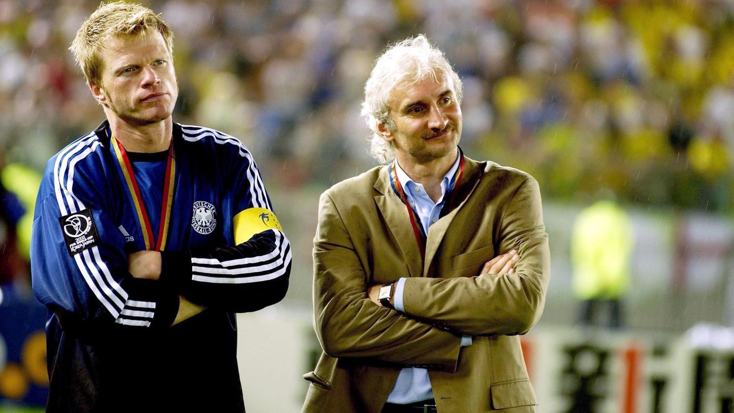 Oliver Kahn im Torwarttrikot und Rudi Völller im beigefarbenen Anzug verfolgen die Siegerehrung beim EM-Finale 2002