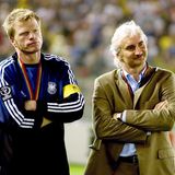 Oliver Kahn im Torwarttrikot und Rudi Völller im beigefarbenen Anzug verfolgen die Siegerehrung beim EM-Finale 2002