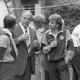 Rudi Völler im Gespräch mit Bundeskanzler Helmut Kohl, der die Nationalmannschaft 1984 besucht