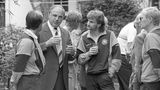 Rudi Völler im Gespräch mit Bundeskanzler Helmut Kohl, der die Nationalmannschaft 1984 besucht