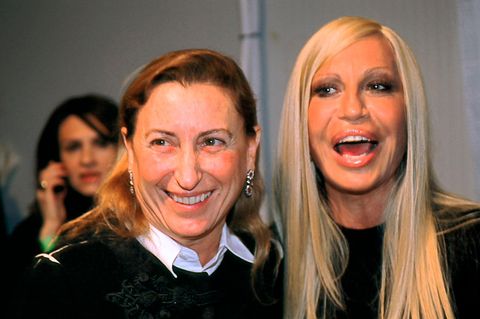 Designerin Miuccia Prada neben Donatella Versace