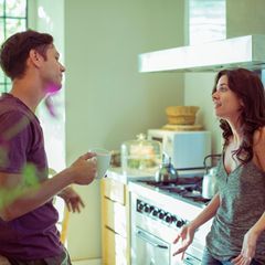 Weniger Sex wegen Care Arbeit: Paar diskutiert in Küche