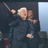 Völler jubelt am Spielfeldrand, die Faust ausgestreckt: Die Deutschen haben ein Tor geschossen