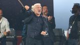Völler jubelt am Spielfeldrand, die Faust ausgestreckt: Die Deutschen haben ein Tor geschossen