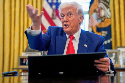 Donald Trump spricht am Schreibtisch