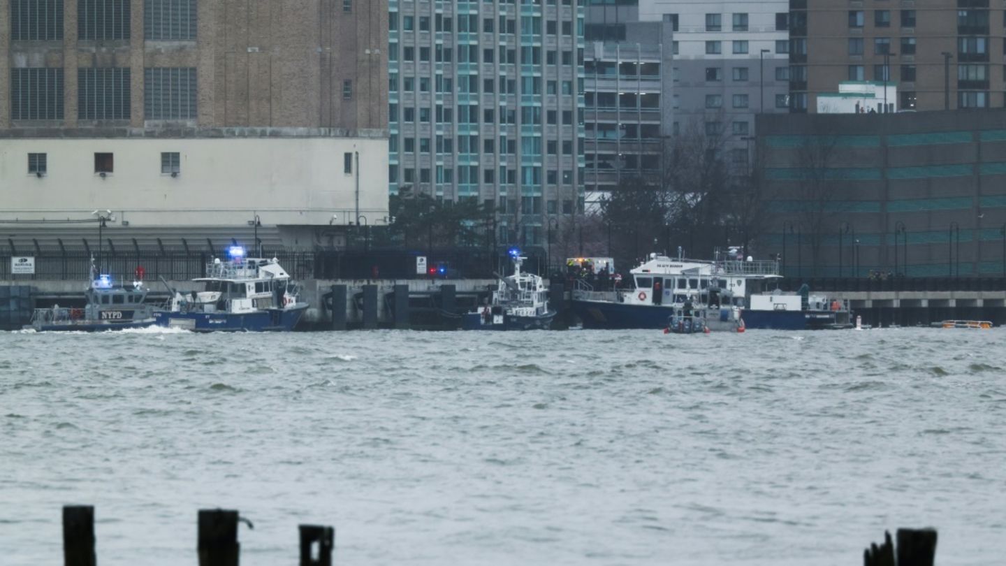 Rettungsboote am Schauplatz des Hubschrauberabsturzes