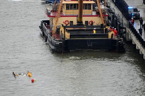 Nach einem Hubschrauberabsturz in New York ragen nur noch Kufen aus dem Hudson River