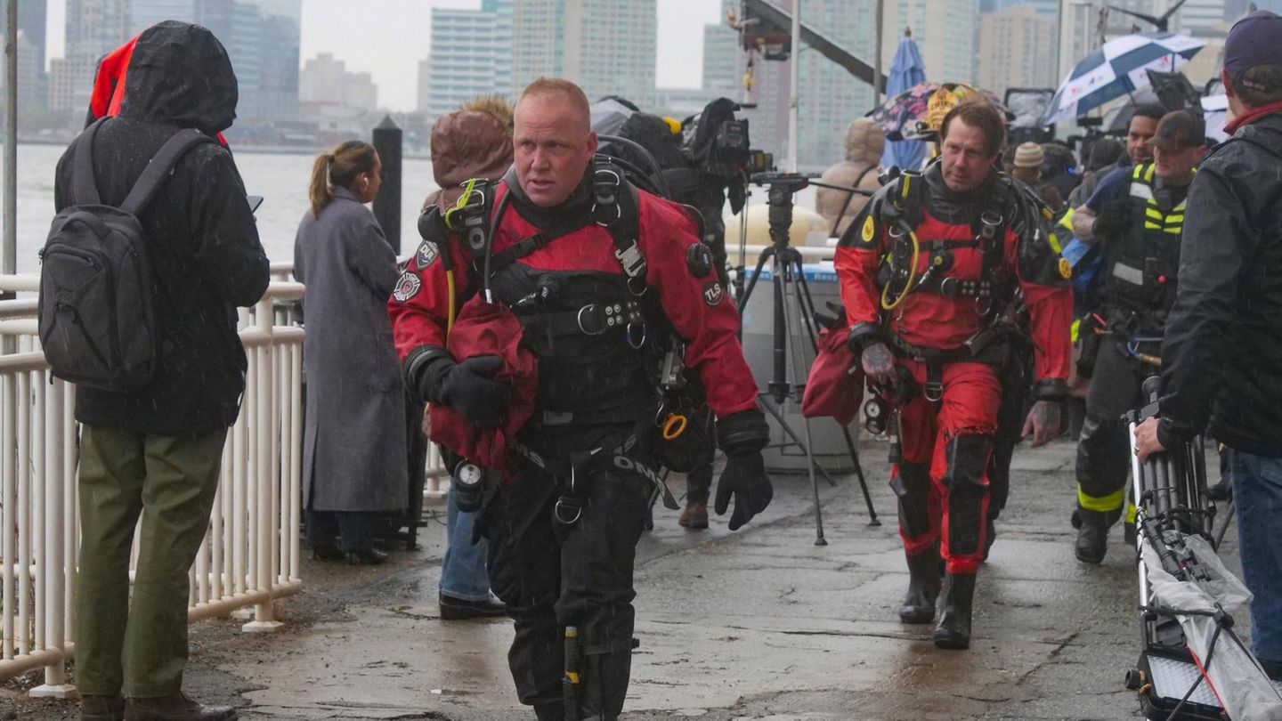 Hubschrauber Absturz New York: Rettungstaucher steigen aus dem Wasser