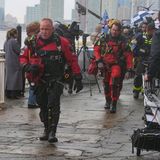 Hubschrauber Absturz New York: Rettungstaucher steigen aus dem Wasser