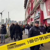 Hubschrauber Absturz New York: Ersthelfer gehen am Pier 40 entlang