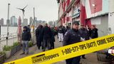 Hubschrauber Absturz New York: Ersthelfer gehen am Pier 40 entlang