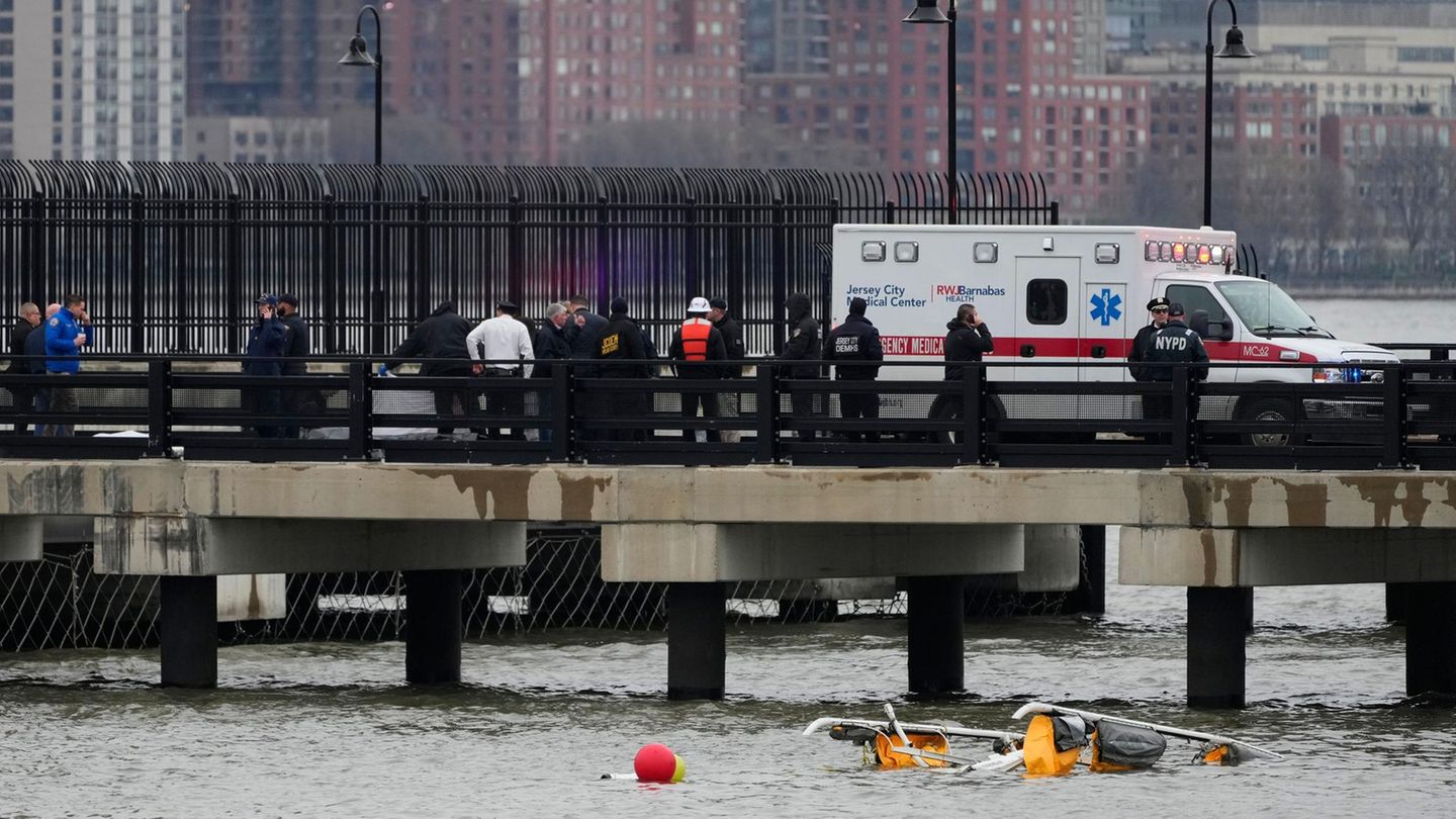 New York: Ersthelfer stehen an der Unglücksstelle in Jersey City