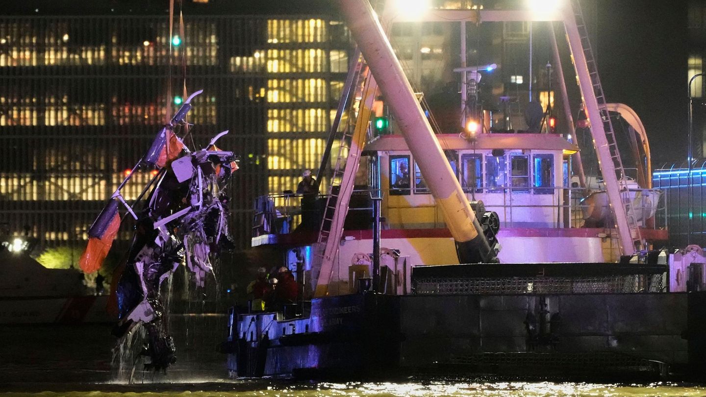 Hubschrauber Absturz New York: Bergung des Wracks bei Dunkelheit