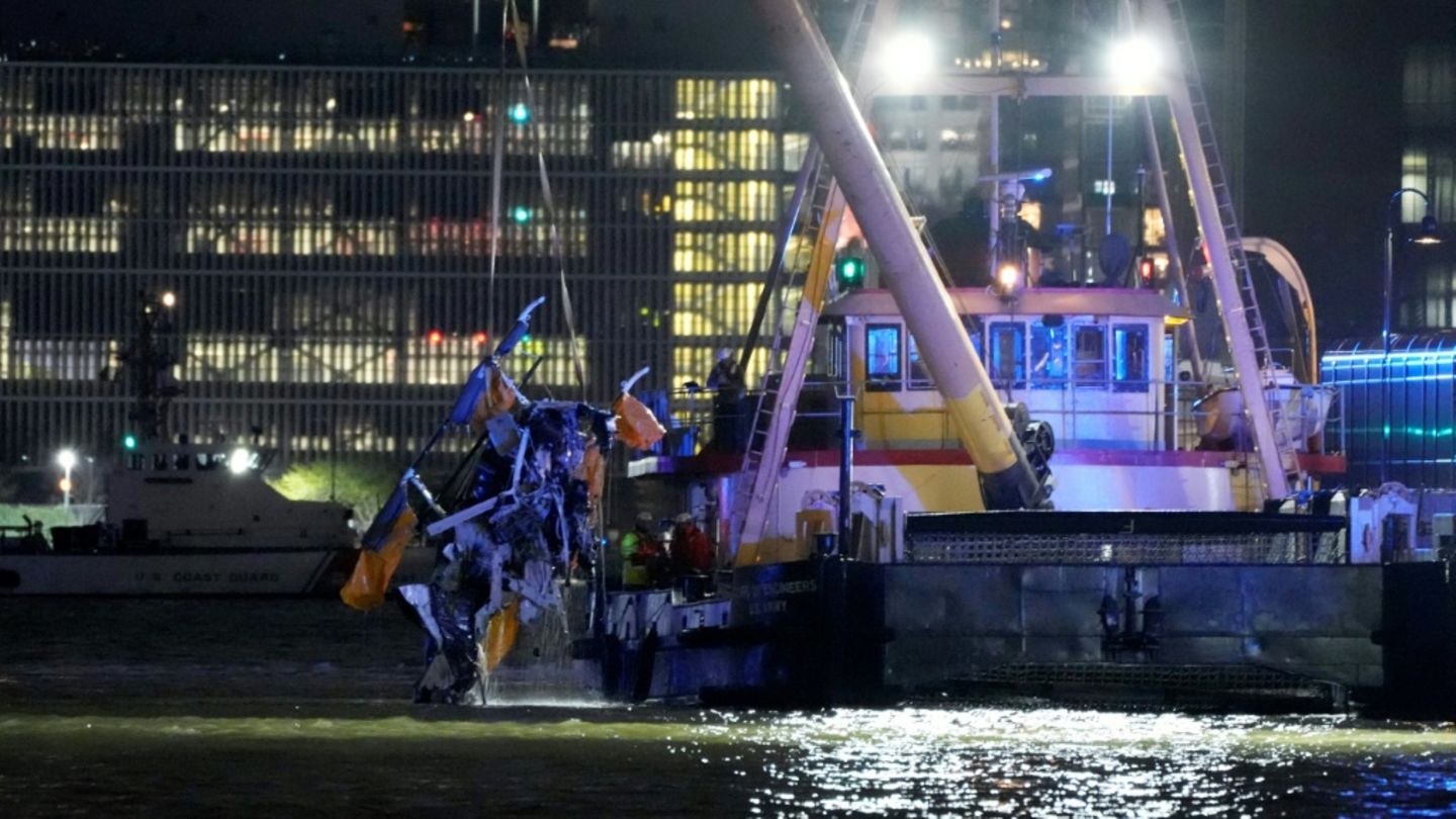 Die Bergung des Hubschrauberwracks aus dem Fluss Hudson in New York