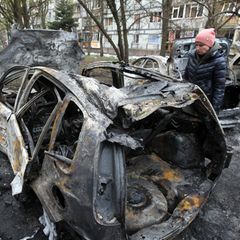 Ein zerstörtes Auto nach einem russischen Drohnen-Angriff in Dnipro