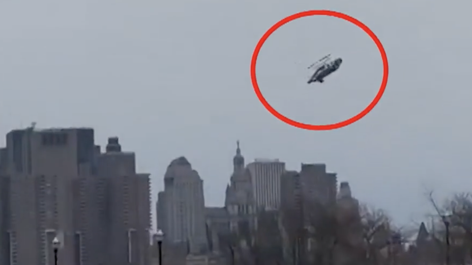 Ein Foto zeigt den Hubschrauber-Absturz in New York Ein Foto zeigt den Hubschrauber-Absturz in New York