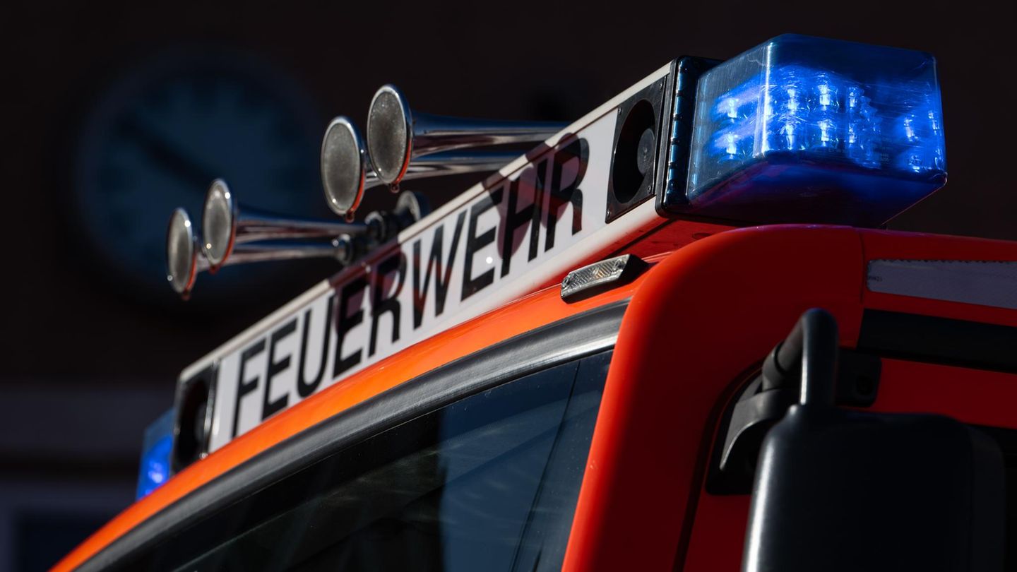 Ein Löschfahrzeug der Feuerwehr mit eingeschaltetem Blaulicht