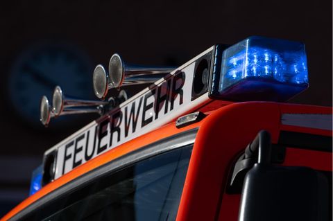 Ein Löschfahrzeug der Feuerwehr mit eingeschaltetem Blaulicht