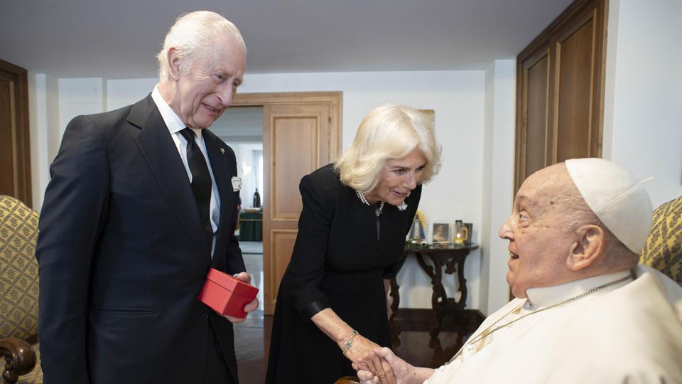König Charles III und Camilla bei Papst Franziskus