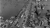 Uralt sind die Wurzeln Istanbuls. Über die Jahrtausende trägt die Stadt verschiedene Namen, erlebt römische, byzantinische und schließlich osmanische Herren, bis sie 1923 zur größten Metropole der türkischen Republik wird, wenn auch nicht zu ihrer Kapitale. Auch die Galatabrücke über das Goldene Horn hat eine lange Geschichte: Zu Zeiten der Osmanenherrschaft errichtet, wird sie mehrmals erneuert – und ist 1958, als diese Aufnahme entsteht, eine enorm wichtige Verkehrsader