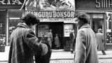 Zwei Sekretärinnen des britischen Generalkonsulats in Istanbul vor einem Kino. Atatürk sieht den Westen als Inbegriff des Fortschritts. Er und seine Nachfolger richten die Türkei radikal an den Idealen der europäischen Aufklärung aus, drücken Reformen und Modernisierungen kompromisslos durch. Ankara sucht nicht zuletzt aus wirtschaftlichen und sicherheitspolitischen Gründen den Anschluss an Europa und die USA, tritt 1952 der NATO bei