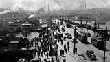 Geschäftig geht es zu auf und neben der Galatabrücke am Mittag eines Tages im Jahr 1954. Das Bauwerk verbindet Nord- und Südufer des Goldenen Horns, eines vom Bosporus abgehenden Meeresarms, der rund sieben Kilometer in den europäischen Teil Istanbuls hineinragt. Istanbul ist seit jeher geprägt von der einzigartigen Lage am Wasser. Der Bosporus, der den europäischen Kontinent vom asiatischen trennt, sowie seine Seitenarme sind wie Lebensadern für die Stadt. So lässt der Warenverkehr zur See den Ort über die Jahrhunderte zur wohlhabenden Metropole heranwachsen