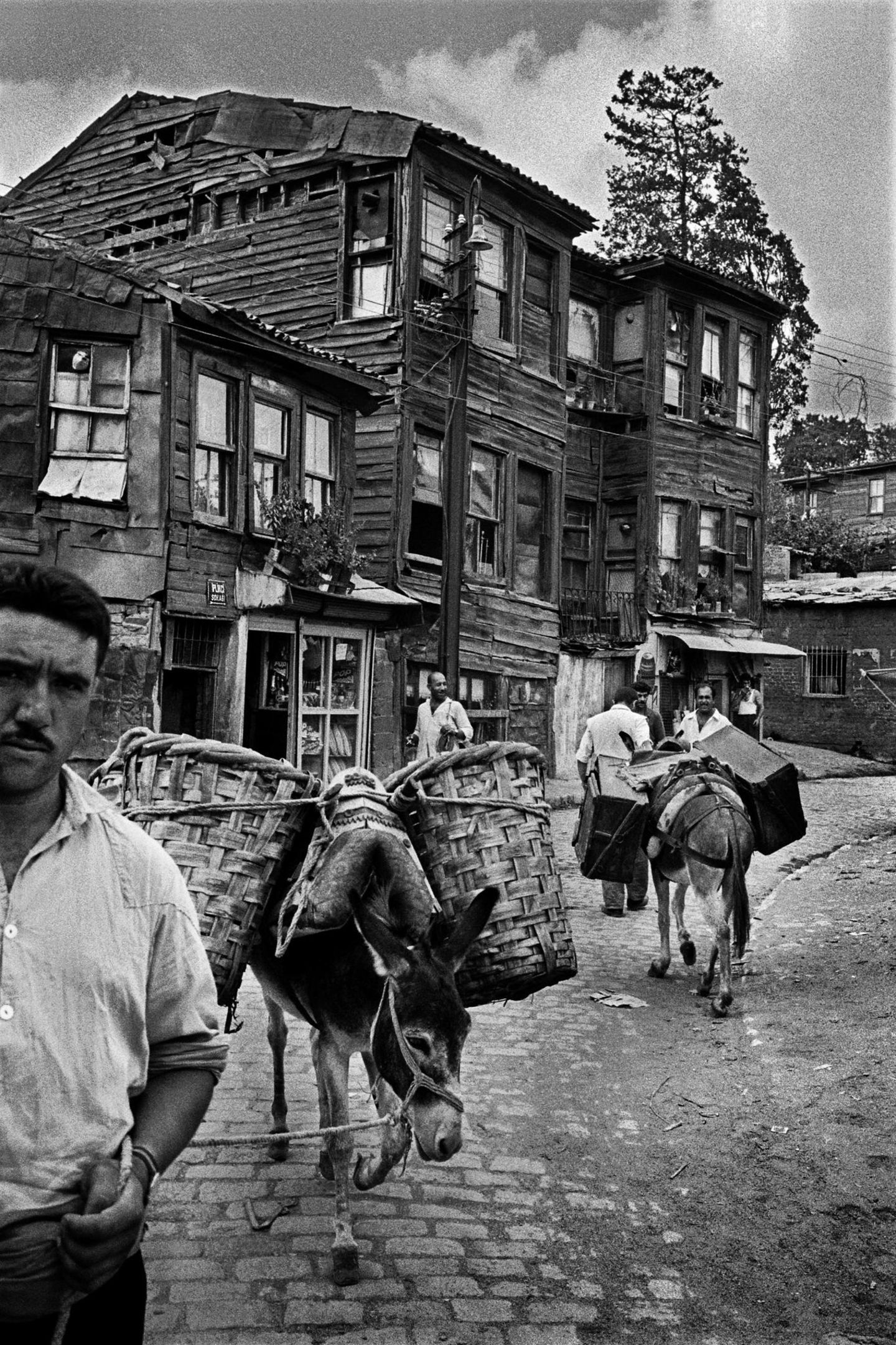 Istanbul ist in vielerlei Hinsicht eine gespaltene Stadt, kennt gewaltige Unterschiede zwischen Frommen und Nichtgläubigen, Belesenen und Ungebildeten, Armen und Reichen. Prägend dabei ist der Zuzug vom Land in die Metropole am Bosporus; er ist so gewaltig, dass vielerorts eilig zusammengezimmerte Häuser als Unterkünfte herhalten müssen. Im Lauf des 20. Jahrhunderts verzehnfacht sich die Bevölkerung der Stadt nahezu (Aufnahme von 1969)