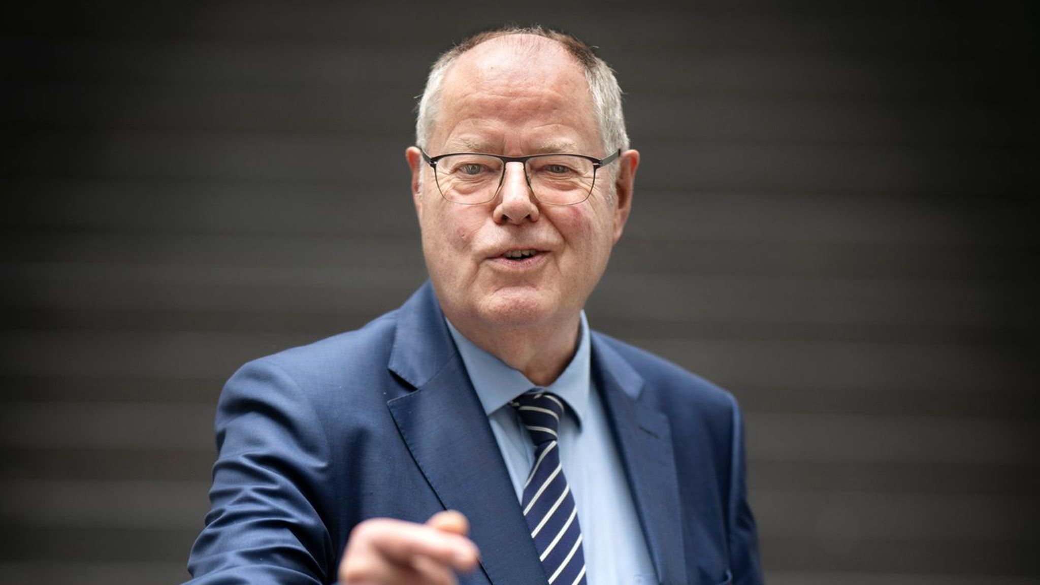 Peer Steinbrück mit lässiger Pose. Bild für Steinbrück-Interview Peer Steinbrück mit lässiger Pose. Bild für Steinbrück-Interview