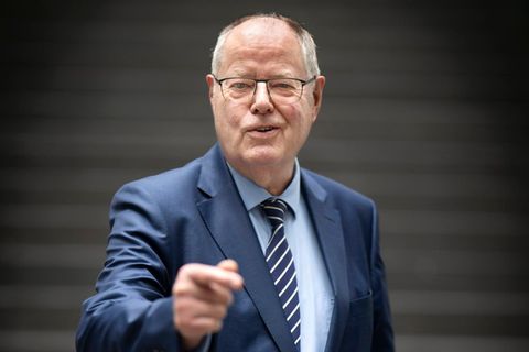 Peer Steinbrück mit lässiger Pose. Bild für Steinbrück-Interview