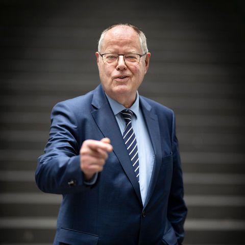 Peer Steinbrück with a casual pose. Image for Steinbrück interview