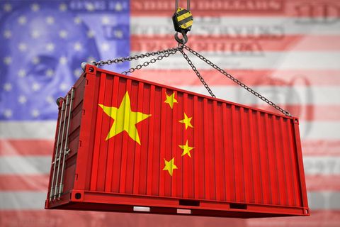 China Gegenzölle Symbolbild: Container mit Chinaflagge vor US-Dollar mit US-Flagge im Hintergrund