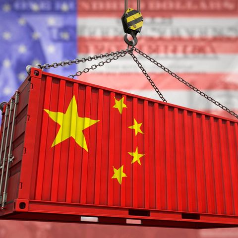 China Gegenzölle Symbolbild: Container mit Chinaflagge vor US-Dollar mit US-Flagge im Hintergrund
