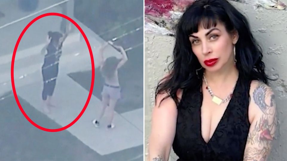 Zwei Frauen stehen in einem Los Angeles-Vorgarten und heben ihre Hände als Zeichen der Ergebung
