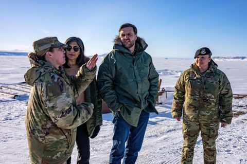 US-Vizepräsident JD Vance (Mitte r.) und seine Frau Usha Vance (Mitte l.) besichtigen die US-Raumfahrtbasis Pituffik in Grönland