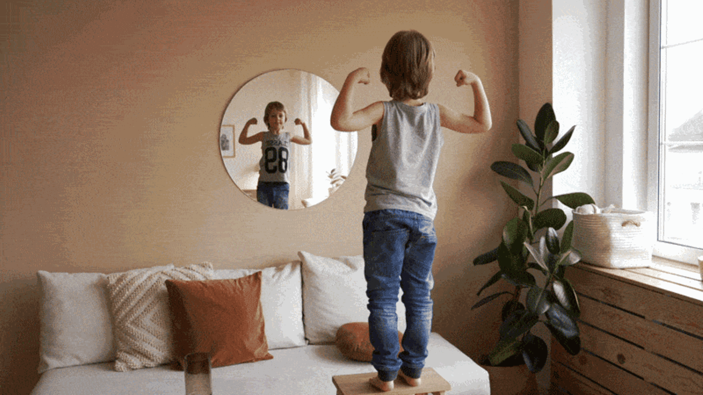 Ein Sohn posiert vor einem Spiegel wie ein kleiner Macker ohne angemessene Erziehung