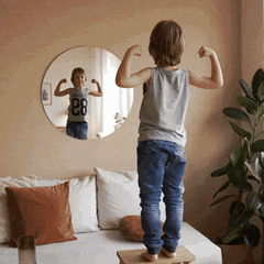 Ein Sohn posiert vor einem Spiegel wie ein kleiner Macker ohne angemessene Erziehung