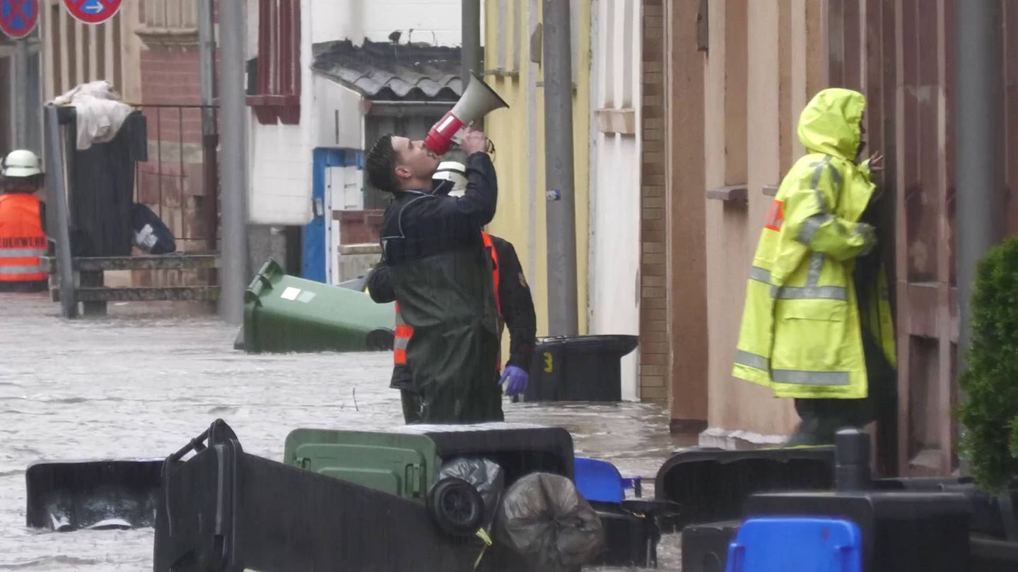 Gefahrenportal gegen Naturgefahren: Archivbild zeigt Rettung bei Überschwemmung im Saarland