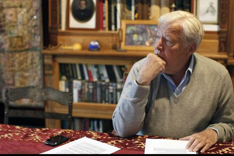 Hermès-Erbe Nicholas Puech: Ein Mann, der nachdenklich an einem Tisch sitzt, das Kinn auf die Hand gestützt