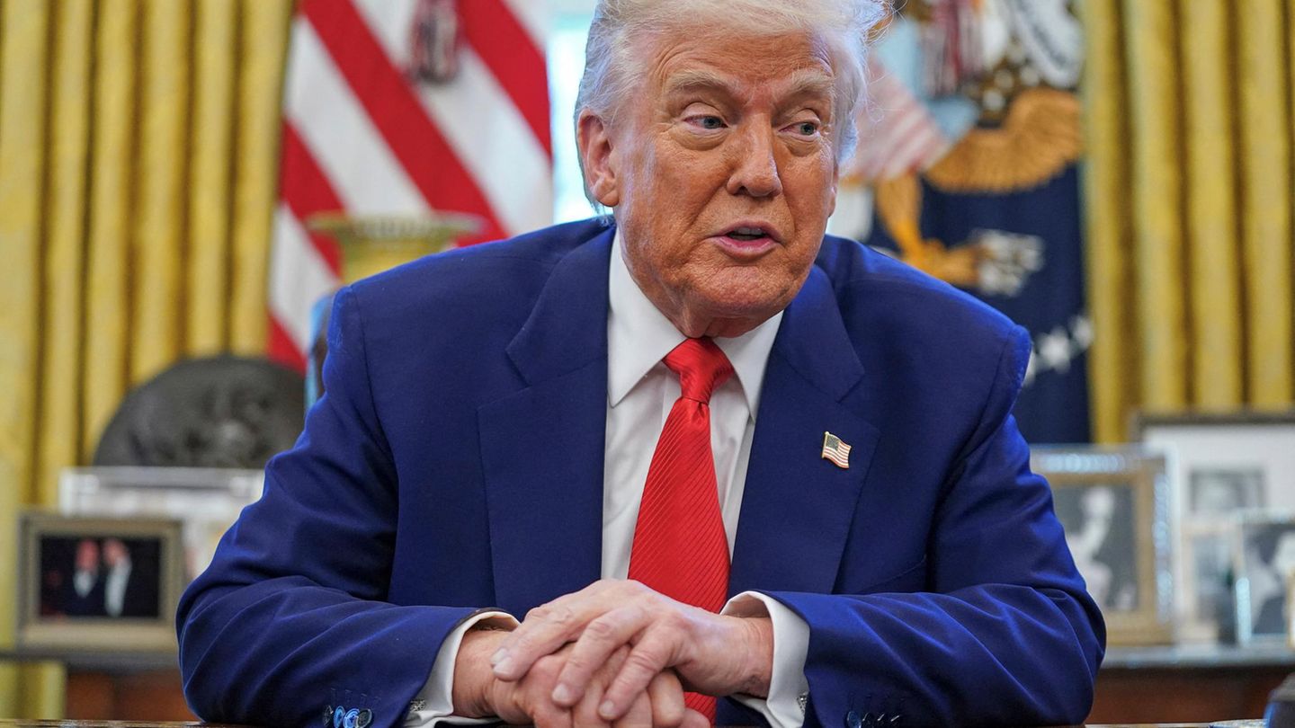 Zölle: Donald Trump sitzt am Schreibtisch im Oval Office und spricht