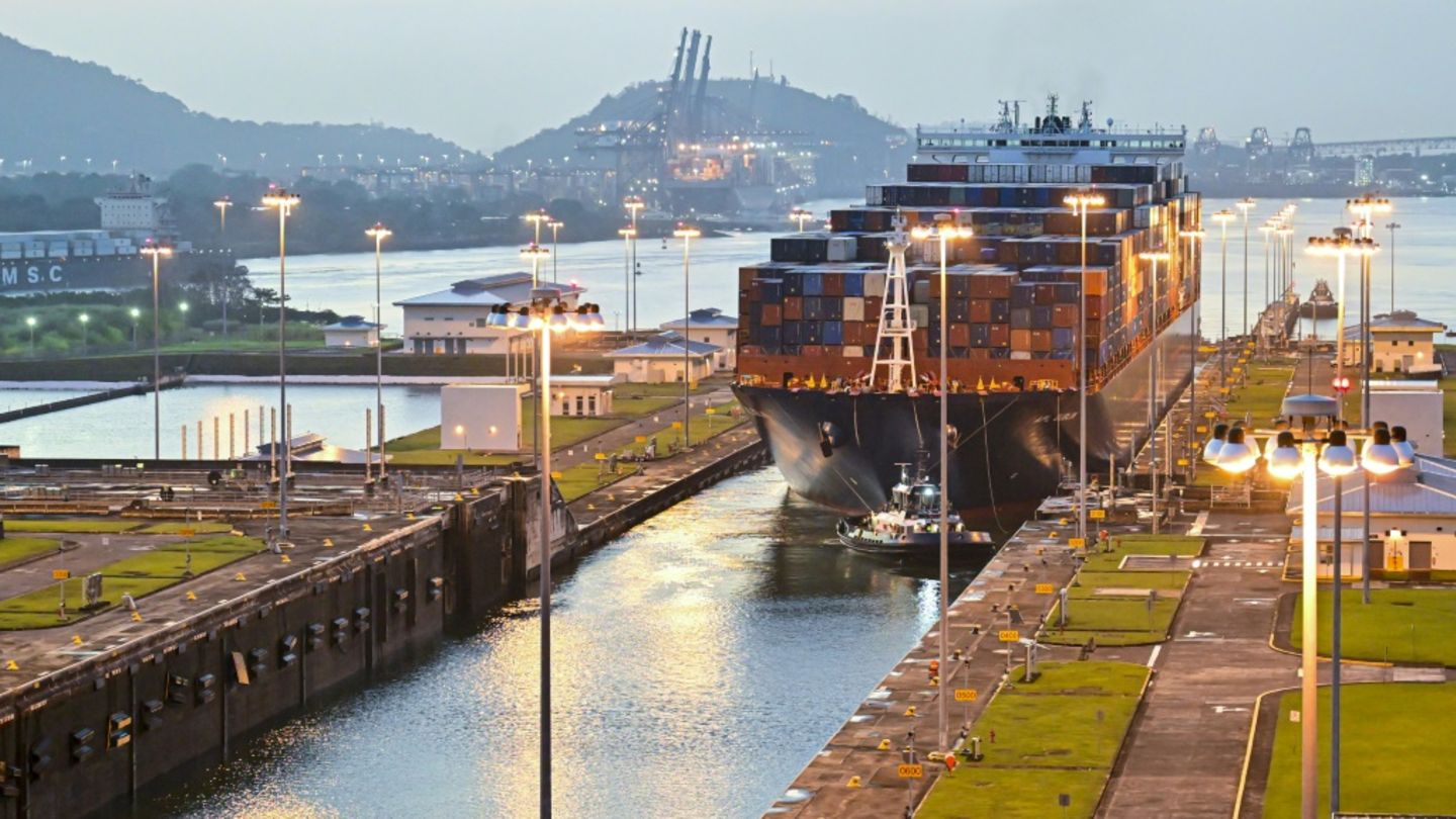 Frachtschiff in Schleuse des Panamakanals