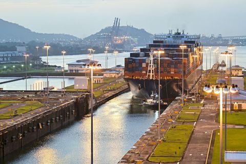 Frachtschiff in Schleuse des Panamakanals
