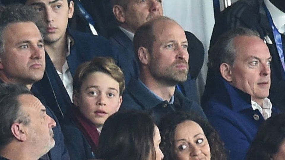 Prinz George und Prinz WIlliam beim Fußballspiel