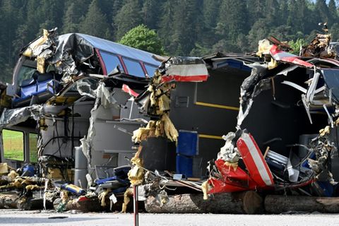 Durch den Unfall zerstörte Waggons