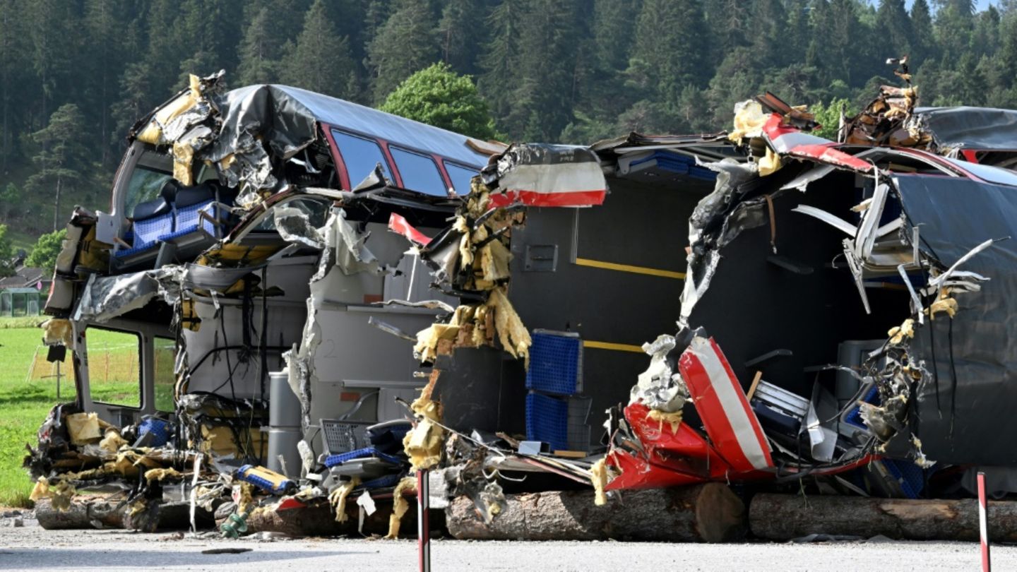Durch den Unfall zerstörte Waggons