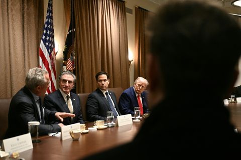 Kennedy (l.) bei Kabinettssitzung mit Trump (r.)