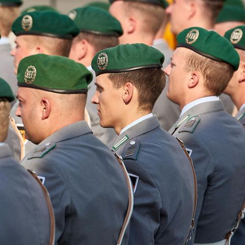 Junge Rekruten beim Gelöbnis bei der Bundeswehr