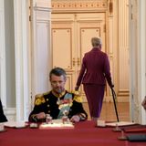 Ein Bild für die dänischen Geschichtsbücher: Margrethe unterzeichnet am 14. Januar ihre Abdankungsurkunde. Mit einem Federstrich wird ihr Sohn Frederik König. Mit einer Handbewegung übergibt sie den Stuhl, auf dem sie 52 Jahre lang im Staatsrat saß, an ihren Sohn. "Gott schütze den König", sagt das nun ehemalige Staatsoberhaupt sichtlich und hörbar gerührt – und verschwindet durch die Tür