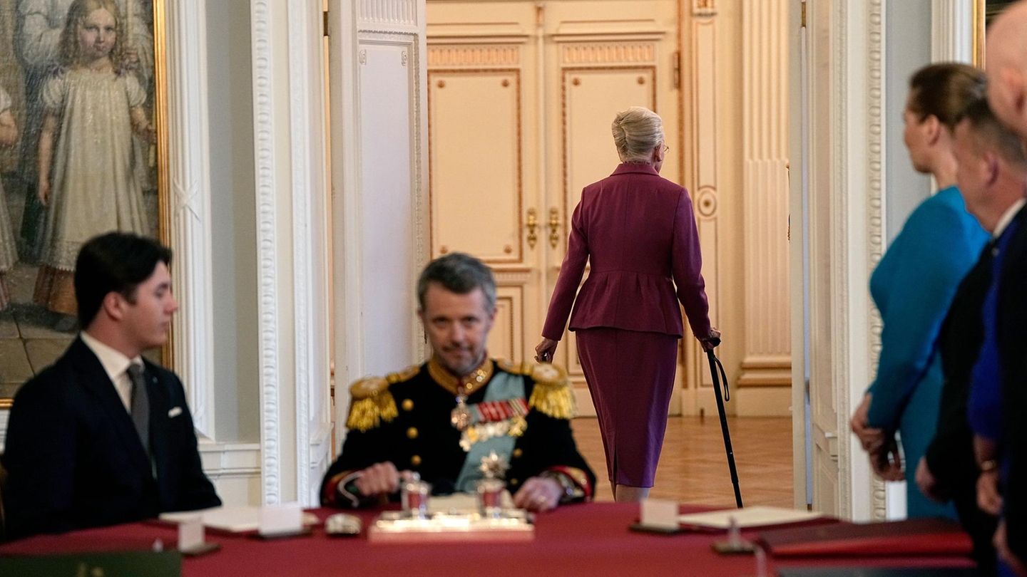 Ein Bild für die dänischen Geschichtsbücher: Margrethe unterzeichnet am 14. Januar ihre Abdankungsurkunde. Mit einem Federstrich wird ihr Sohn Frederik König. Mit einer Handbewegung übergibt sie den Stuhl, auf dem sie 52 Jahre lang im Staatsrat saß, an ihren Sohn. "Gott schütze den König", sagt das nun ehemalige Staatsoberhaupt sichtlich und hörbar gerührt – und verschwindet durch die Tür