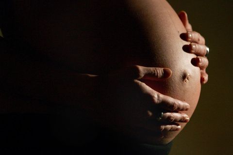 Bauch einer schwangeren Frau